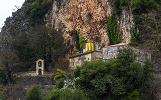 Η Μονή Παναγίας Στάνας σφηνωμένη σε βράχο