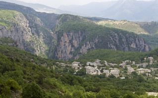 Μακρινή άποψη του Μονοδενδρίου Μακρινή άποψη του Μονοδενδρίου