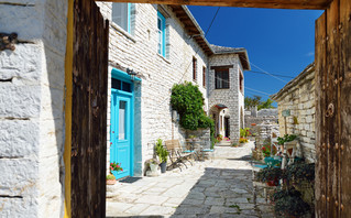 Γραφικό σοκάκι στο Μονοδένδρι Γραφικό σοκάκι στο Μονοδένδρι