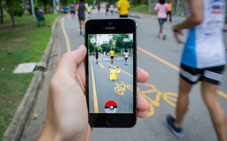 Κινητό που παίζει Pokemon Go Κινητό που παίζει Pokemon Go