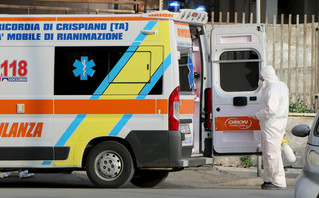 Ασθενοφόρο μεταφέρει ασθενή Covid-19 (Ιταλία)