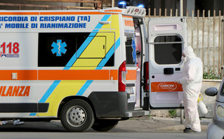 Ασθενοφόρο μεταφέρει ασθενή Covid-19 (Ιταλία) Ασθενοφόρο μεταφέρει ασθενή Covid-19 (Ιταλία)