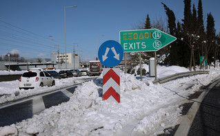 Αυτοκίνητα ακινητοποιημένα στο χιόνι στην Αττική Οδό