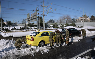 Αυτοκίνητα ακινητοποιημένα στο χιόνι στην Αττική Οδό