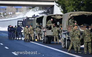 Στρατιώτες στην αποκλεισμένη Αττική Οδό