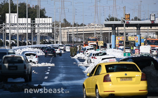 Αυτοκίνητα παραμένουν κολλημένα στο χιόνι στην Αττική Οδό