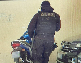 Ληστεία σε υποκατάστημα ΕΛΤΑ στο Ν. Φάληρο: Που εντοπίστηκε το μηχανάκι του δράστη Ληστεία σε υποκατάστημα ΕΛΤΑ στο Ν. Φάληρο: Που εντοπίστηκε το μηχανάκι του δράστη