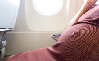 Έγκυος σε αεροπλάνο