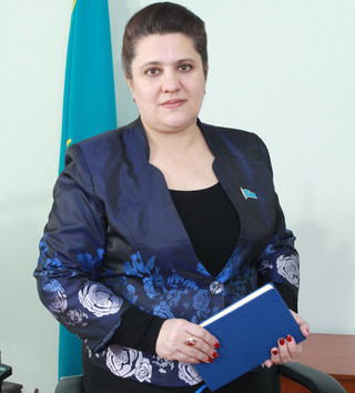 Η Ναταλία Τιφαντσίδη, βουλευτής της τοπικής αυτοδιοίκησης στο Ταμπάκ Σοβχός Πανφύλοβο, διευθύντρια του δεκατάξιου σχολείου