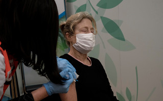 γυναίκα εμβολιάζεται στο Ισραήλ