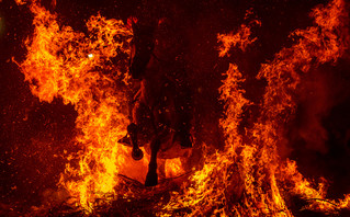 Άλογο και αναβάτης παιρνούν μέσα από τις φλόγες