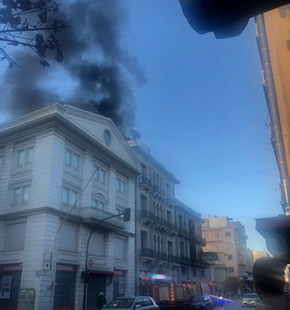 Πυρκαγιά σε στέγη κεντρικού ξενοδοχείου στον Βόλο