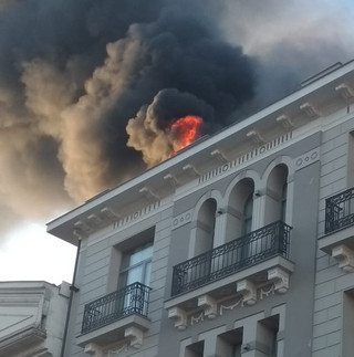 Πυρκαγιά σε στέγη κεντρικού ξενοδοχείου στον Βόλο