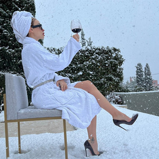 Η Ελένη Φουρέιρα πίνει κρασί στο χιόνι με το μπουρνούζι και τις γόβες της
