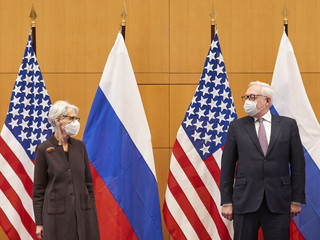 Ο Ρώσος υφυπουργός Εξωτερικών Σεργκέι Ριαμπκόφ και η Αμερικανίδα υφυπουργός Εξωτερικών Γουέντι Σέρμαν