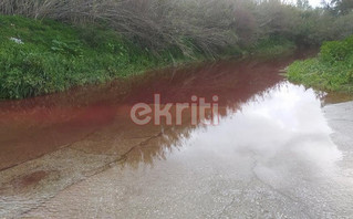 Ηράκλειο: Ο Γεροπόταμος βάφτηκε κόκκινος