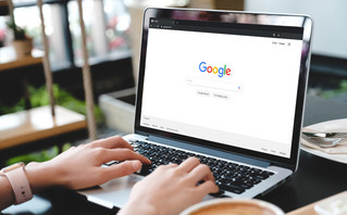 Οθόνη της Google σε λάπτοπ Οθόνη της Google σε λάπτοπ