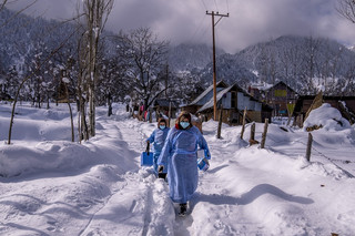 Ινδοί υγειονομικοί αψηφούν τον χειμώνα των Ιμαλαΐων και εμβολιάζουν τους κατοίκους των πιο απομακρυσμένων χωριών