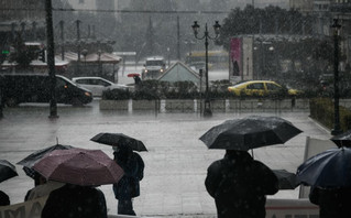 Βροχερό σκηνικό στην Αθήνα