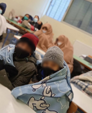 Στη Καβάλα μαθητές Γυμνασίου κάνουν μάθημα τυλιγμένοι σε κουβέρτες