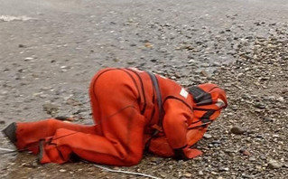 Κρήτη: Σώθηκε και μόλις βγήκε στη στεριά άρχισε να φιλάει την άμμο Κρήτη: Σώθηκε και μόλις βγήκε στη στεριά άρχισε να φιλάει την άμμο