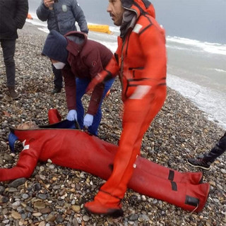 Κρήτη: Σώθηκε και μόλις βγήκε στη στεριά άρχισε να φιλάει την άμμο Κρήτη: Σώθηκε και μόλις βγήκε στη στεριά άρχισε να φιλάει την άμμο