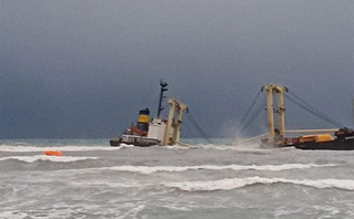 Κρήτη: Σώθηκε και μόλις βγήκε στη στεριά άρχισε να φιλάει την άμμο Κρήτη: Σώθηκε και μόλις βγήκε στη στεριά άρχισε να φιλάει την άμμο