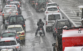 Οδηγώντας στον χιονιά: Το μηχανάκι στην εθνική οδό ανάμεσα στα ακινητοποιημένα αυτοκίνητα