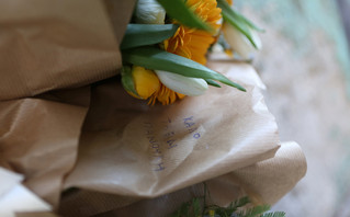 Μηνύματα και λουλούδια στο σημείο όπου σκοτώθηκε ο Πάνος Νάτσης