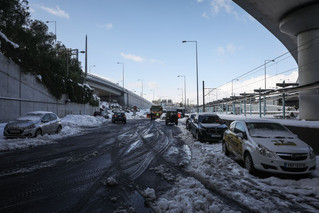 Εγκλωβισμένα αυτοκίνητα στην Αττική Οδό, στην έξοδο για την Δουκίσσης Πλακεντίας Εγκλωβισμένα αυτοκίνητα στην Αττική Οδό, στην έξοδο για την Δουκίσσης Πλακεντίας