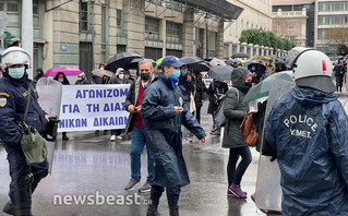 Συγκέντρωση διαμαρτυρίας των καλλιτεχνών στα Προπύλαια