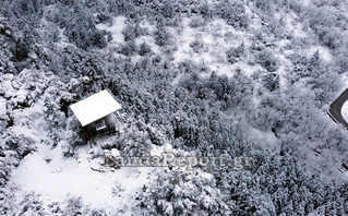 Οι&#8230; λευκές εικόνες από drone με τη χιονισμένη Παύλιανη και το καταφύγιο «Οίτη»