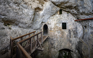 Είσοδος στο κάστρο Predjama στην Σλοβενία