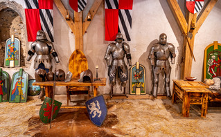 Αίθουσα με ιππότες στο κάστρο Predjama στη Σλοβενία