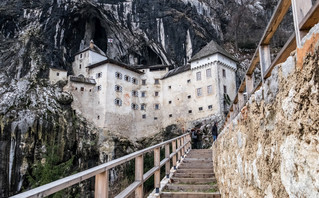 Σκάλες που οδηγούν στο κάστρο Predjama στη Σλοβενία