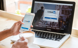 Κινητό και λαπτοπ στο linkedin