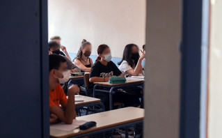 Μαθητές φορούν μάσκες στην τάξη