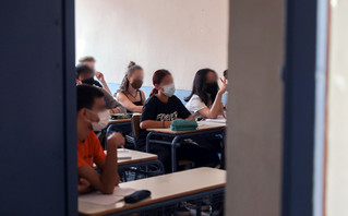 Μαθητές φορούν μάσκες στην τάξη Μαθητές φορούν μάσκες στην τάξη