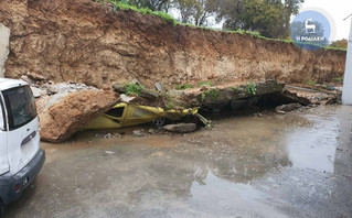 Τεράστιος τοίχος κατέρρευσε και συνέθλιψε δύο αυτοκίνητα στη Ρόδο