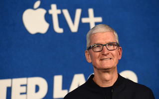 Apple: Πάνω από 100 εκατ. δολάρια ήταν οι απολαβές του Τιμ Κουκ για το 2021