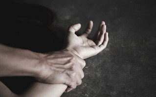 Αντρικό χέρι ακινητοποιεί γυναικείο χέρι Αντρικό χέρι ακινητοποιεί γυναικείο χέρι