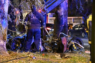 Ferrari καμένη πάνω στο δέντρο Ferrari καμένη πάνω στο δέντρο