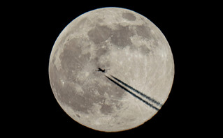 Ολόγωμο φεγγάρι και αεροπλάνο