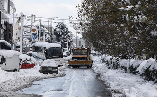 δρόμος στην Αθήνα με χιόνι δρόμος στην Αθήνα με χιόνι