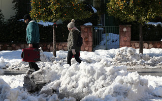 Δρόμοι «παγοδρόμια» στις γειτονιές της Αθήνας – Προβλήματα για 4η ημέρα στην Αττική
