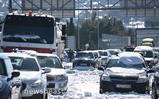 Εκατοντάδες αυτοκίνητα παραμένουν κολλημένα στο χιόνι στην Αττική Οδό