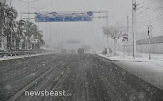 Χιόνια δίπλα στη θάλασσα στην Αττική
