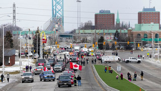 Καναδάς: Οι διαδηλωτές συνεχίζουν την κατάληψη της γέφυρας στα σύνορα με τις ΗΠΑ, παρά τη δικαστική εντολή