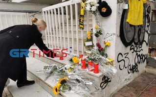 Μπλούζες, κασκόλ και καπέλα του Άρη στο σημείο όπου ξεψύχησε ο 19χρονος Μπλούζες, κασκόλ και καπέλα του Άρη στο σημείο όπου ξεψύχησε ο 19χρονος