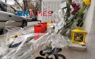 Μπλούζες, κασκόλ και καπέλα του Άρη στο σημείο όπου ξεψύχησε ο 19χρονος Μπλούζες, κασκόλ και καπέλα του Άρη στο σημείο όπου ξεψύχησε ο 19χρονος